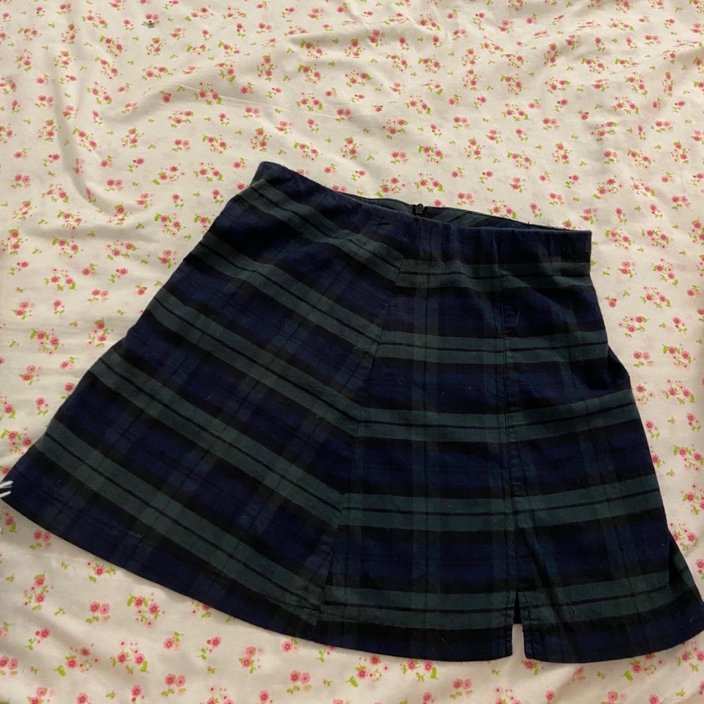 Checked mini skirt available ✨